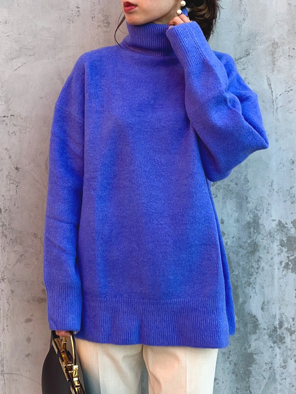 「オフィスカジュアル、お仕事コーデ、大人コーデ、ZARA、UNIQLO、ユニクロ、プチプラ、プチプラコーデ、オーバーサイズ、カラーニット、バレエシューズ、アンクルパンツ、ニット、秋冬、骨格ウェーブ」｜「ZARAのアイテム（ニット/セーター、ブルー系）」を使った、soliさん（レディース・163cm）の秋コーディネートの4枚目の写真