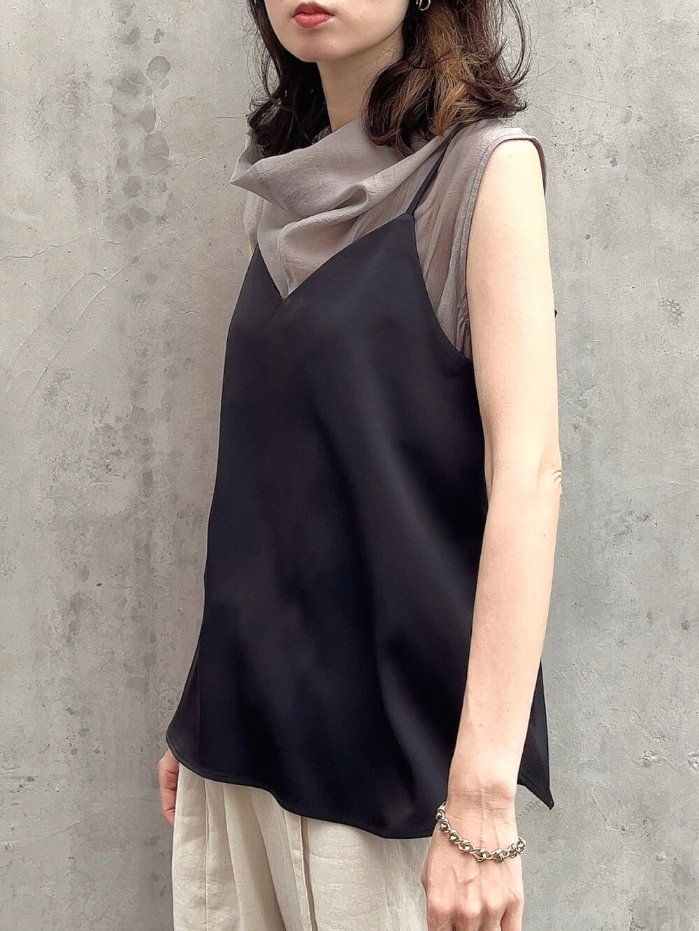 グレー系のTシャツ/カットソー、ブラック系のキャミソール、ホワイト系のパンツを着用したレディースの夏コーディネートの4枚目の写真