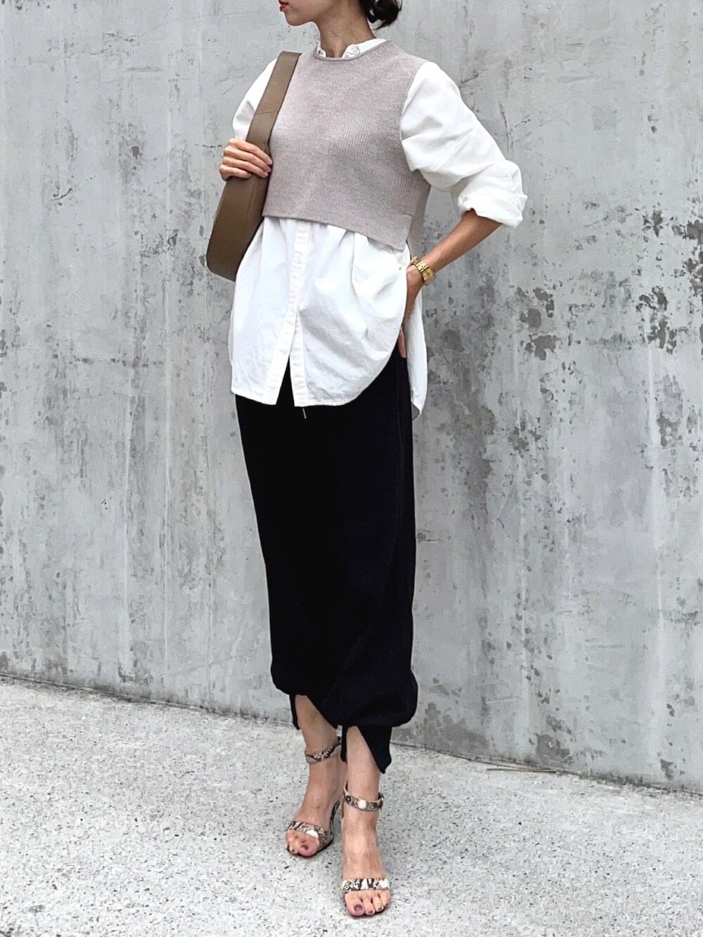 ベージュ系のワンピース、ホワイト系のシャツ/ブラウス、ブラック系のその他パンツを着用したレディースの秋コーディネートの2枚目の写真