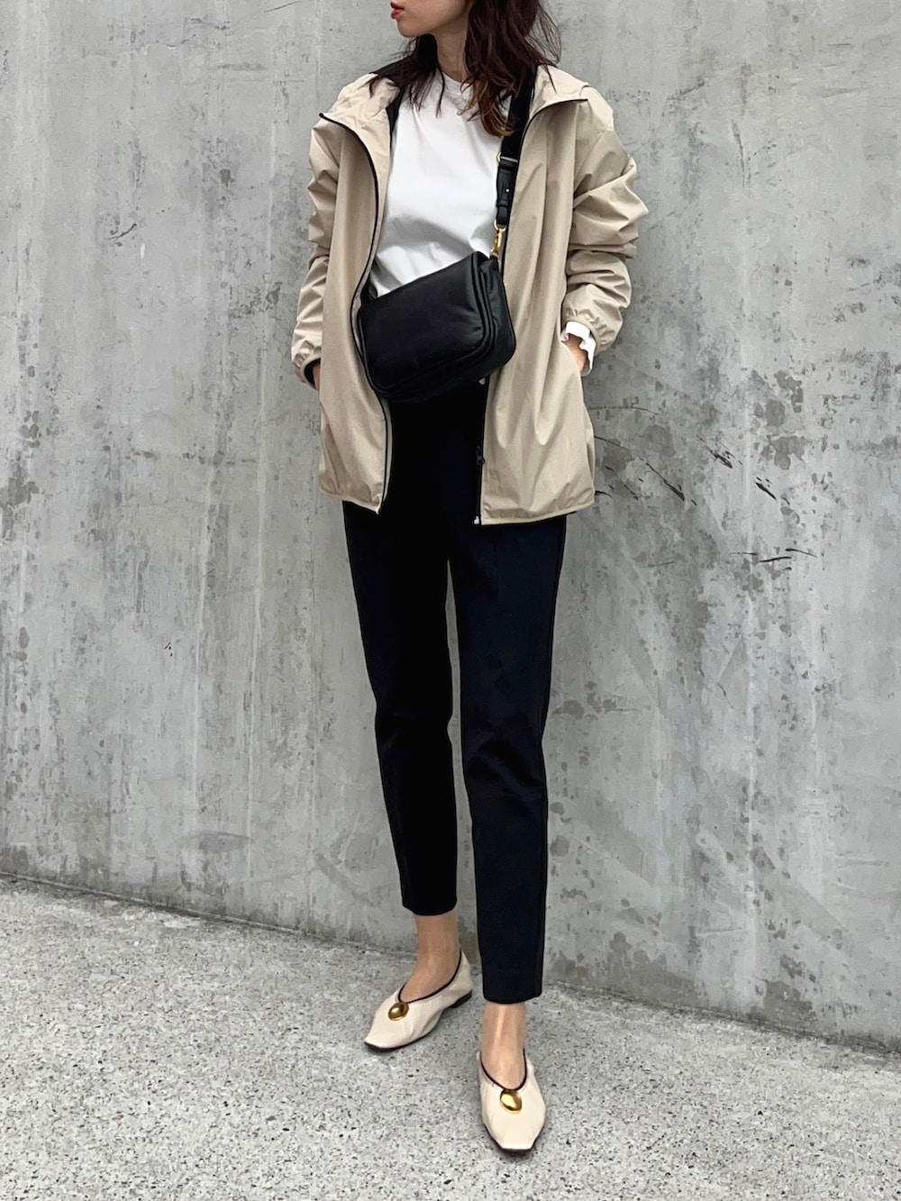 「大人コーデ、スポーツミックス、ナイロンパーカー、ナイロンジャケット、春アウター、アンクルパンツ、GU、ZARA、プチプラ、プチプラコーデ、ボディバッグ、モノトーン、春服、骨格ウェーブ、春服みてみて」｜「CAPRICIEUX LE'MAGEの＜新色追加/ベージュ＞アームウォーマー風ロンT（Tシャツ/カットソー、ホワイト系）」を使った、soliさん（レディース・163cm）の春コーディネートの2枚目の写真