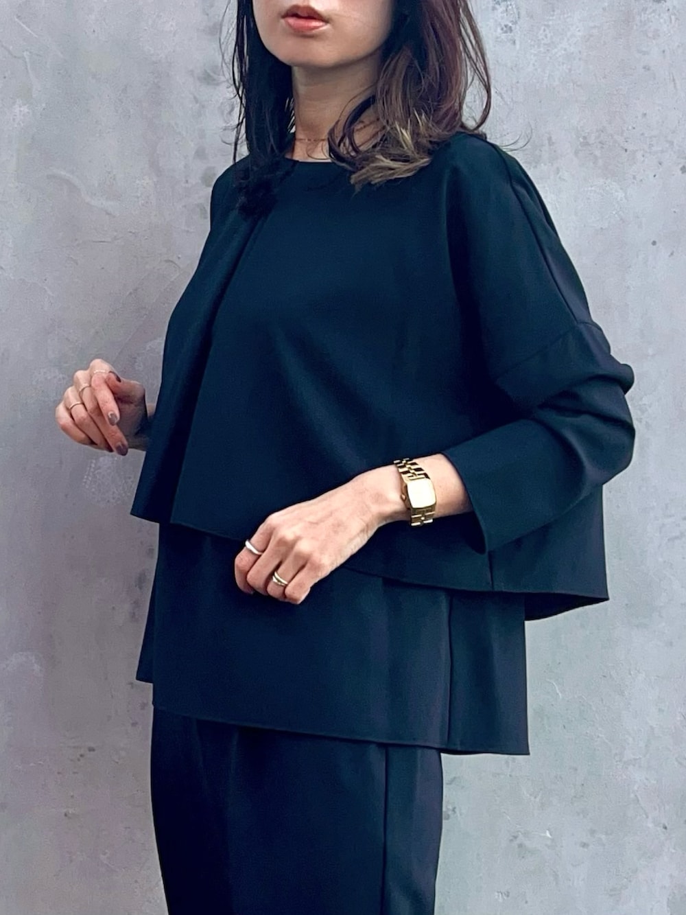 ブルー系のパンツドレス、ブラック系のローファー、ブラック系のトートバッグを着用したレディースの冬コーディネートの4枚目の写真