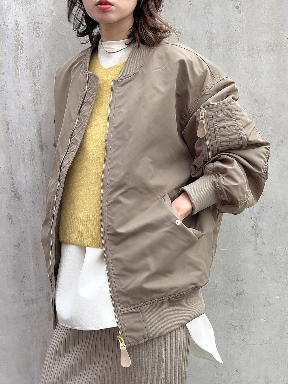 「大人コーデ、MA-1、PLST、レイヤードスタイル、ブーツ、ニットスカート、ワントーンコーデ、イエロー、骨格ウェーブ、ロングスカート」｜「PLSTのアイテム（MA-1、ベージュ系）」を使った、soliさん（レディース・163cm）の冬コーディネートの2枚目の写真