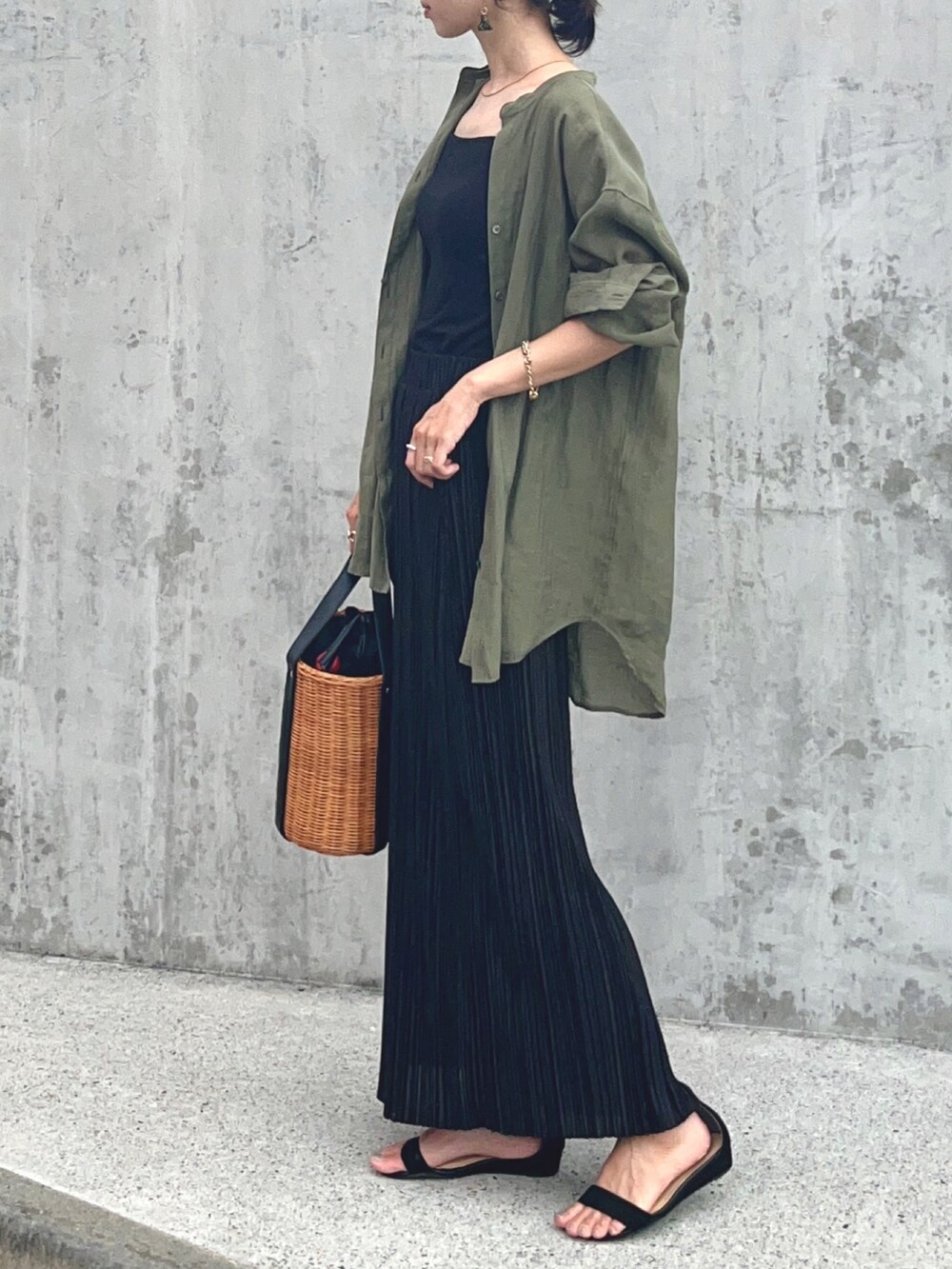 「大人コーデ、ユニクロ、UNIQLO、プチプラ、プチプラコーデ、プリーツスカート、シアー、シアーシャツ、夏コーデ、ラクチンコーデ、リラックススタイル、サンダル、キャミソール、シャツスタイル、かごバッグ」｜「UNIQLOのアイテム（キャミソール、ブラック系）」を使った、soliさん（レディース・163cm）の夏コーディネートの2枚目の写真