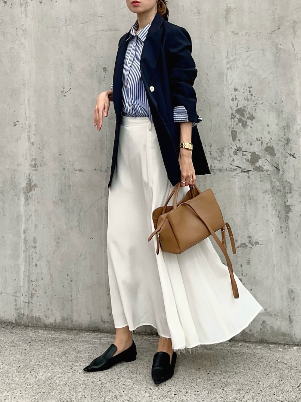 ブルー系のシャツ/ブラウス、ブルー系のテーラードジャケット、ホワイト系のスカートを着用したレディースの春コーディネートの2枚目の写真