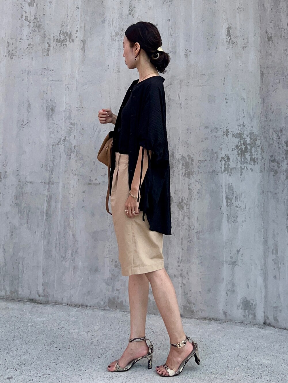 ブラック系のタンクトップ、ベージュ系のその他パンツ、ブラック系のシャツ/ブラウスを着用したレディースの夏コーディネートの2枚目の写真