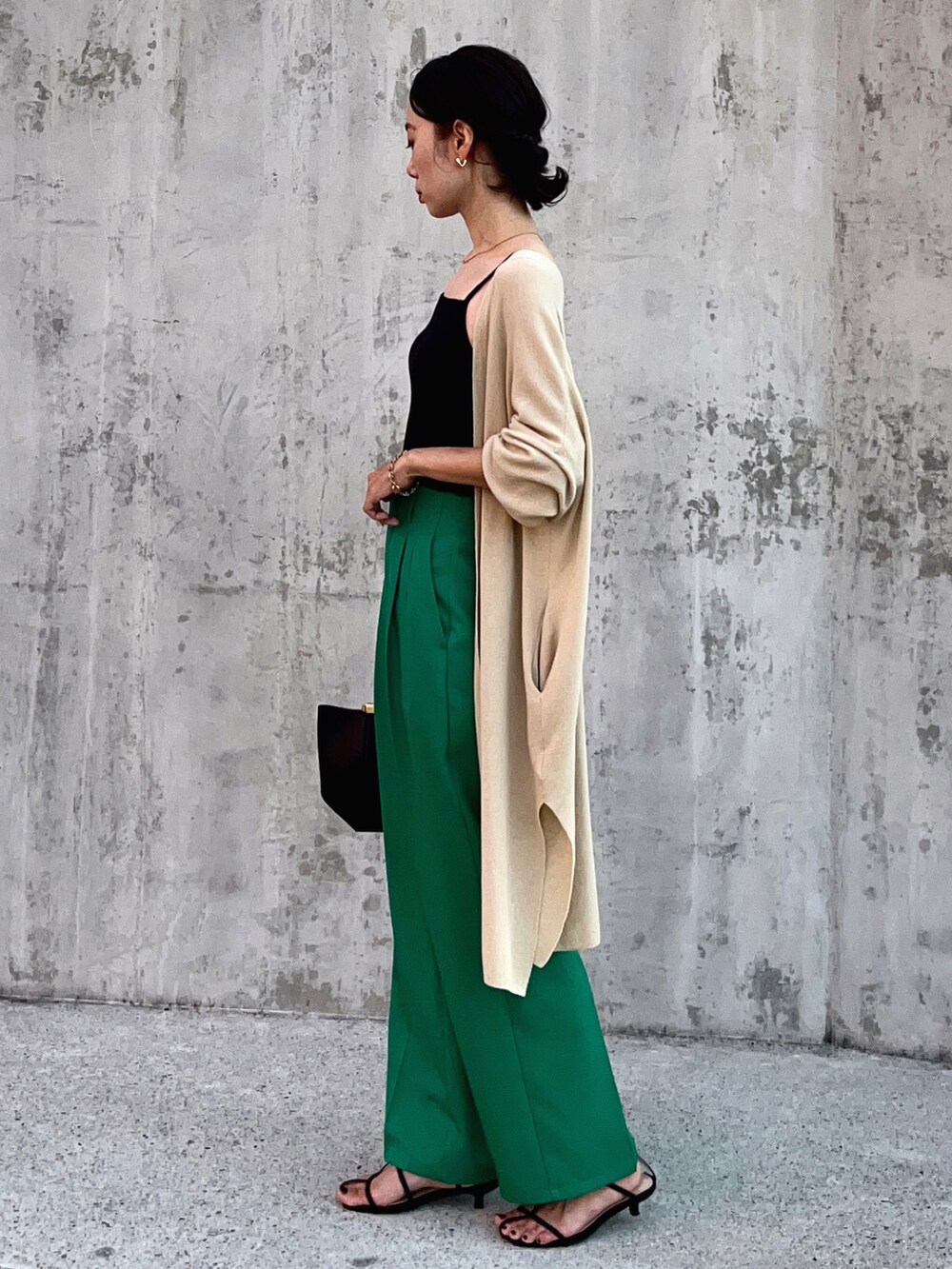 ブラック系のキャミソール、グリーン系のパンツ、ブラック系のサンダルを着用したレディースの夏コーディネートの2枚目の写真