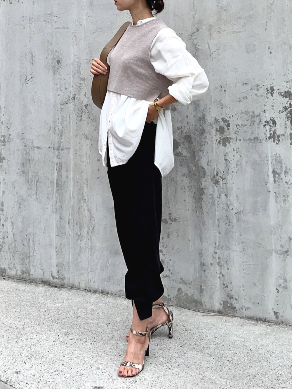 ベージュ系のワンピース、ホワイト系のシャツ/ブラウス、ブラック系のその他パンツを着用したレディースの秋コーディネートの3枚目の写真
