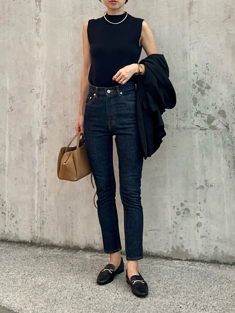 「Vicente、vicentedenim、デニムコーデ、デニムコーディネート、美脚パンツ、脚長パンツ、大人コーデ、オフィスカジュアル、骨格ウェーブ、ジャケット、ジャケットスタイル、ローファー、デニム、スキニーデニム、秋コーデ」|「VicenteのVicente Highwaist skinny denim(デニムパンツ、ブルー系)」を使った、soliさん(レディース・163cm)の秋コーディネートの3枚目の写真