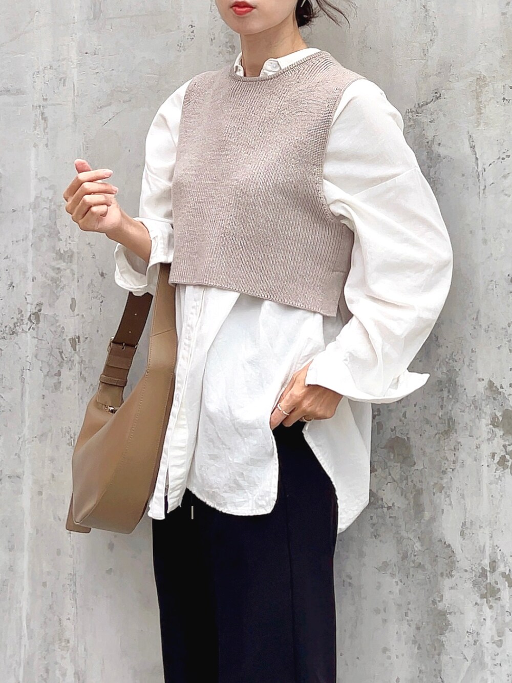 ベージュ系のワンピース、ホワイト系のシャツ/ブラウス、ブラック系のその他パンツを着用したレディースの秋コーディネートの4枚目の写真