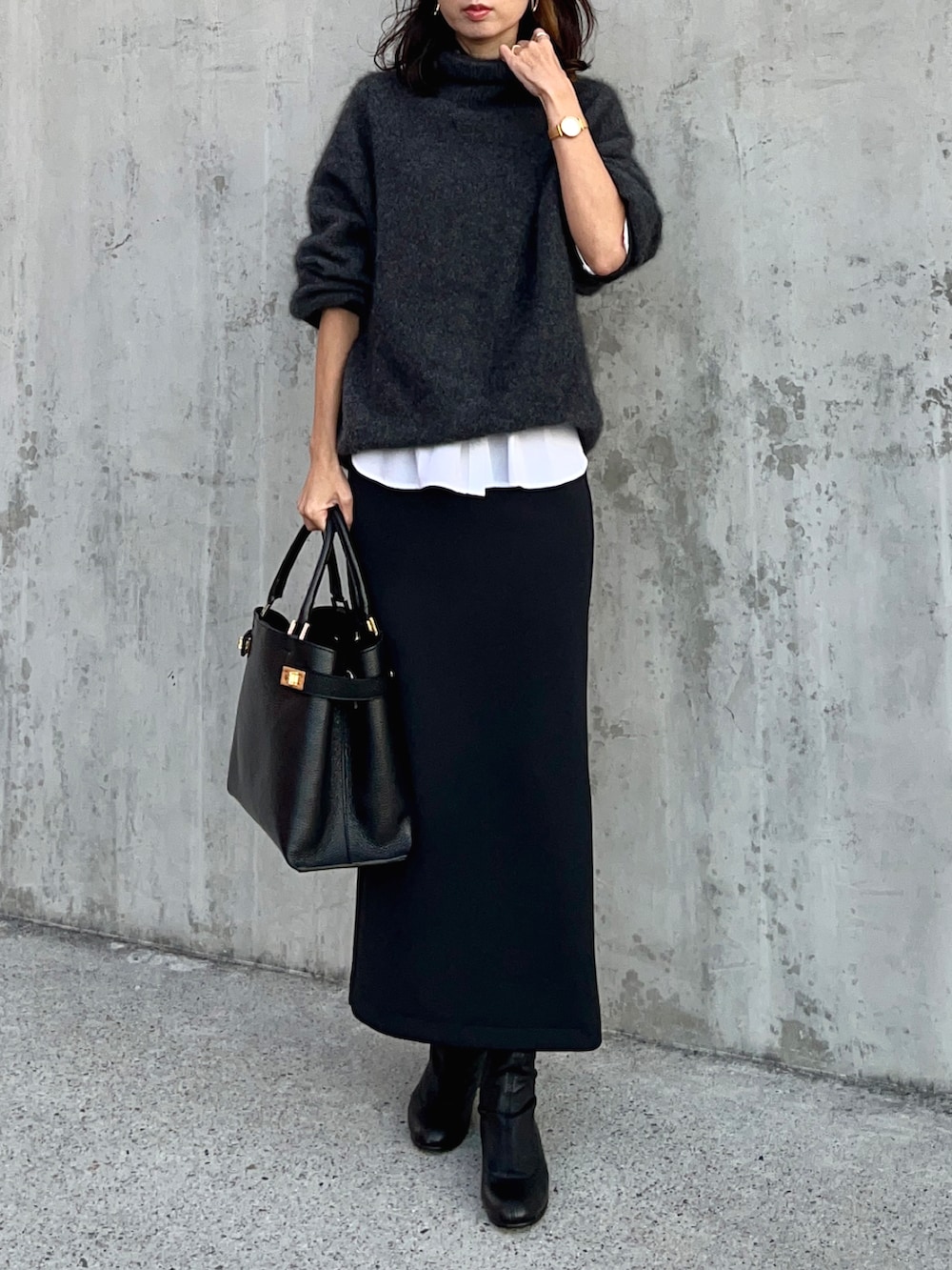 「オフィスカジュアル、お仕事コーデ、通勤コーデ、大人コーデ、ユニクロ、UNIQLO、ワントーンコーデ、タイトスカート、ラクーンニット、レイヤードスタイル、ロングブーツ、冬コーデ、ブーツスタイル、ニット、骨格ウェーブ」｜「journal standard L'essageのラクーンカシミヤタートルネックプルオーバー◆（ニット/セーター、グレー系）」を使った、soliさん（レディース・163cm）の冬コーディネートの2枚目の写真