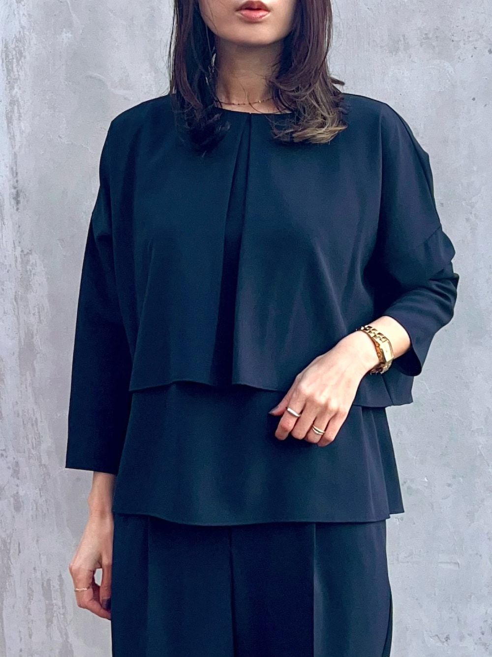 ブルー系のパンツドレス、ブラック系のローファー、ブラック系のトートバッグを着用したレディースの冬コーディネートの3枚目の写真