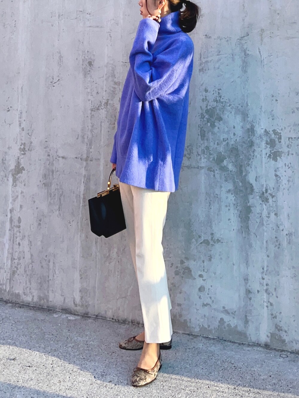 「オフィスカジュアル、お仕事コーデ、大人コーデ、ZARA、UNIQLO、ユニクロ、プチプラ、プチプラコーデ、オーバーサイズ、カラーニット、バレエシューズ、アンクルパンツ、ニット、秋冬、骨格ウェーブ」｜「ZARAのアイテム（ニット/セーター、ブルー系）」を使った、soliさん（レディース・163cm）の秋コーディネートの3枚目の写真