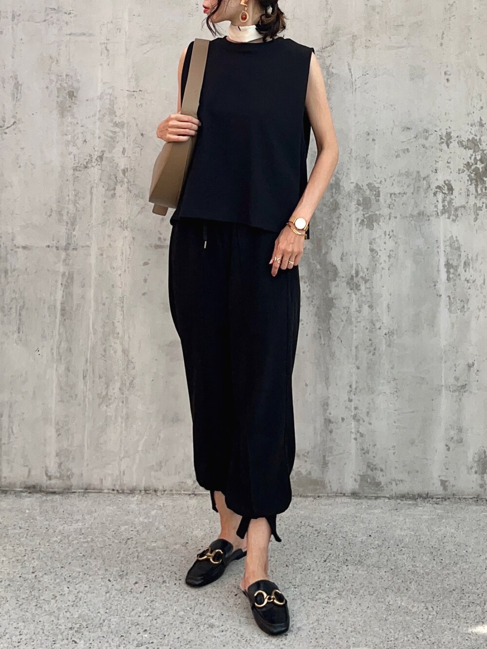 ブラック系のトップス、ブラック系のその他パンツ、ブラック系のシューズを着用したレディースの秋コーディネートの4枚目の写真