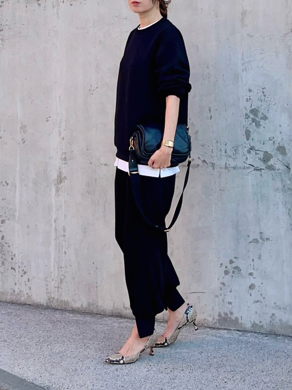 ブラック系のスウェット、ホワイト系のTシャツ/カットソー、ブラック系のその他パンツを着用したレディースの春コーディネートの2枚目の写真