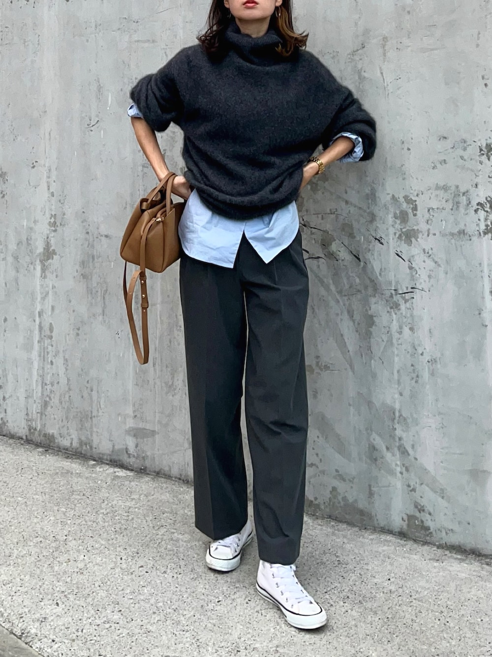 「オフィスカジュアル、お仕事コーデ、通勤コーデ、大人コーデ、ユニクロ、UNIQLO、ほめられ本命コーデ、プチプラ、プチプラコーデ、スニーカー、ニット、レイヤードスタイル、コンバース、ワイドパンツ、ブルーシャツ」｜「journal standard L'essageのラクーンカシミヤタートルネックプルオーバー◆（ニット/セーター、グレー系）」を使った、soliさん（レディース・163cm）の冬コーディネートの2枚目の写真