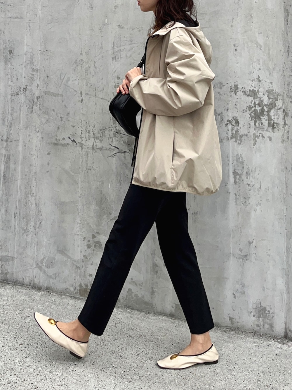 「大人コーデ、スポーツミックス、ナイロンパーカー、ナイロンジャケット、春アウター、アンクルパンツ、GU、ZARA、プチプラ、プチプラコーデ、ボディバッグ、モノトーン、春服、骨格ウェーブ、春服みてみて」｜「CAPRICIEUX LE'MAGEの＜新色追加/ベージュ＞アームウォーマー風ロンT（Tシャツ/カットソー、ホワイト系）」を使った、soliさん（レディース・163cm）の春コーディネートの3枚目の写真