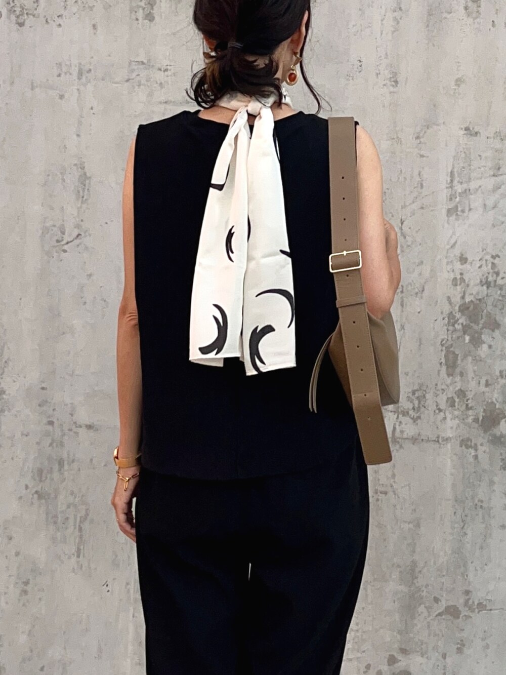 ブラック系のトップス、ブラック系のその他パンツ、ブラック系のシューズを着用したレディースの秋コーディネートの3枚目の写真