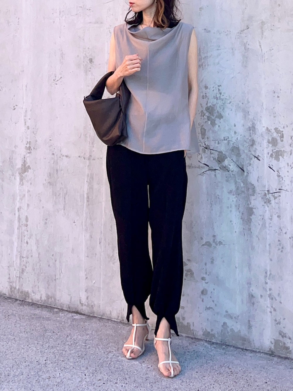 グレー系のTシャツ/カットソー、ブラック系のその他パンツ、ホワイト系のサンダルを着用したレディースの春コーディネートの3枚目の写真