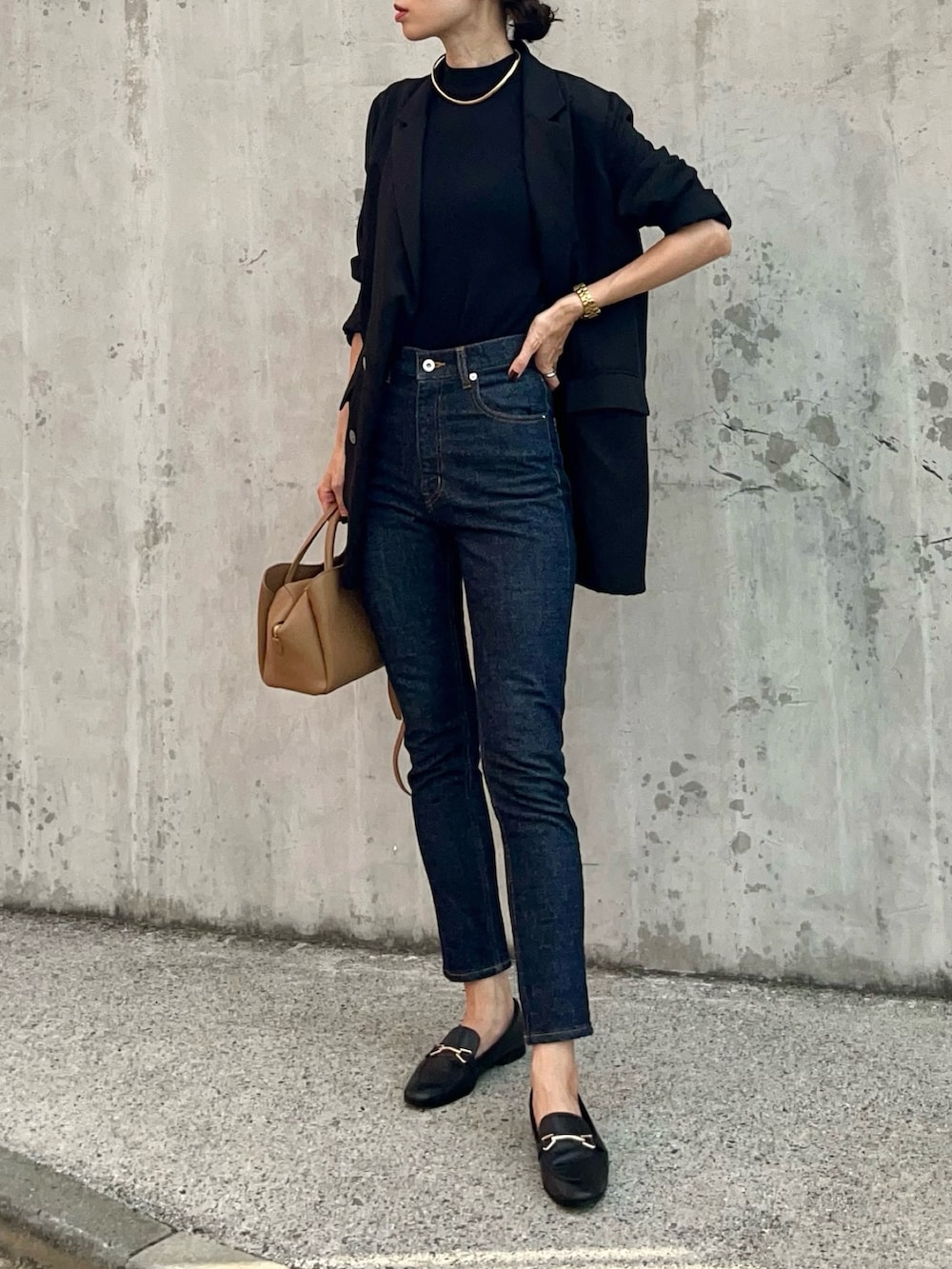 「Vicente、vicentedenim、デニムコーデ、デニムコーディネート、美脚パンツ、脚長パンツ、大人コーデ、オフィスカジュアル、骨格ウェーブ、ジャケット、ジャケットスタイル、ローファー、デニム、スキニーデニム、秋コーデ」|「VicenteのVicente Highwaist skinny denim(デニムパンツ、ブルー系)」を使った、soliさん(レディース・163cm)の秋コーディネートの2枚目の写真