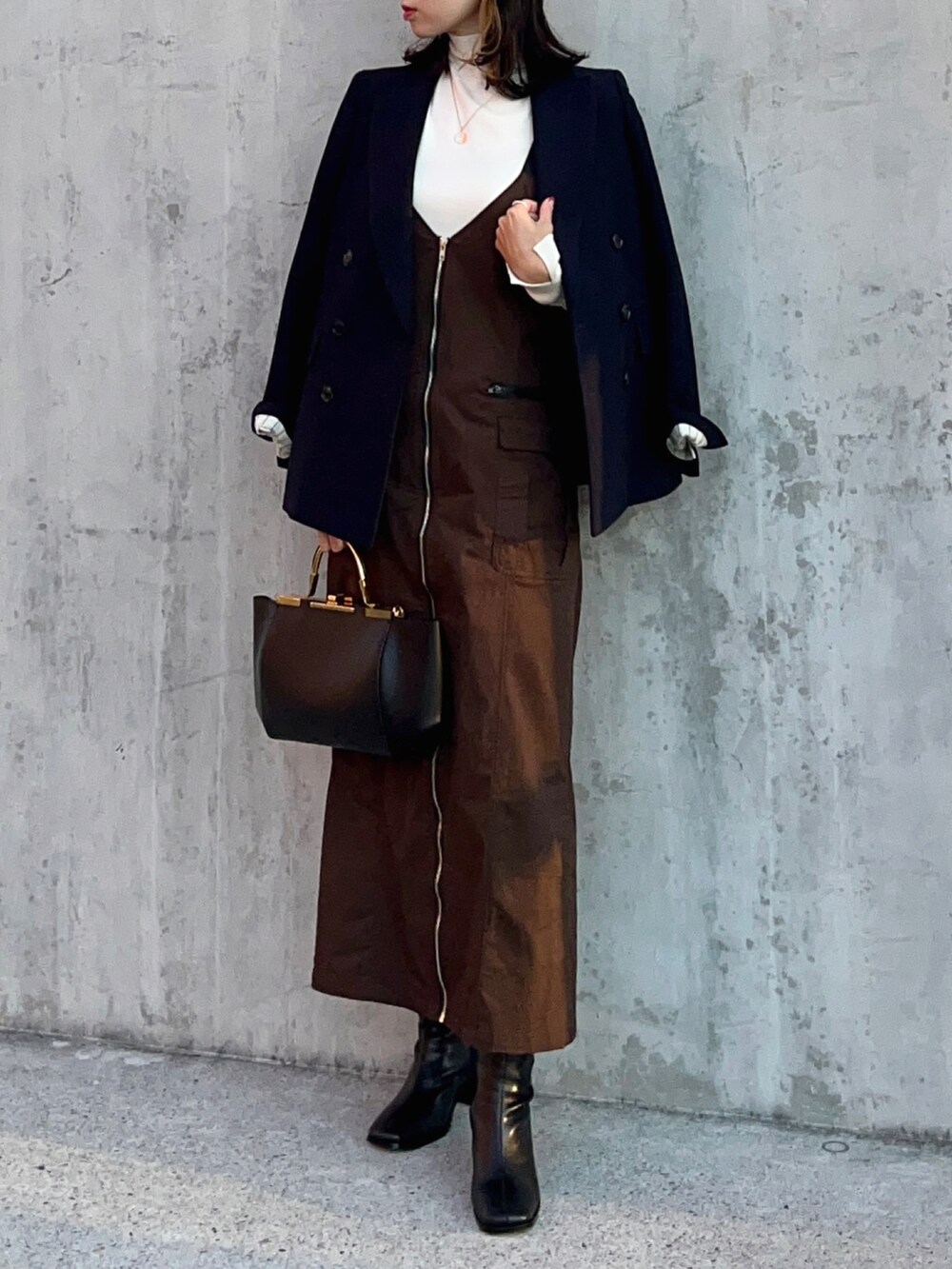 「オフィスカジュアル、お仕事コーデ、通勤コーデ、大人コーデ、ジャンスカ、ジャンパースカート、ZARA、ジャケット、ジャケットスタイル、着回しコーデ、ブーツ、スクエアトゥ、タートルネック、秋冬コーデ」｜「ECRIREの【creamコラボ】フロントジップジャンスカ（ジャンパースカート、ブラウン系）」を使った、soliさん（レディース・163cm）の秋コーディネートの3枚目の写真
