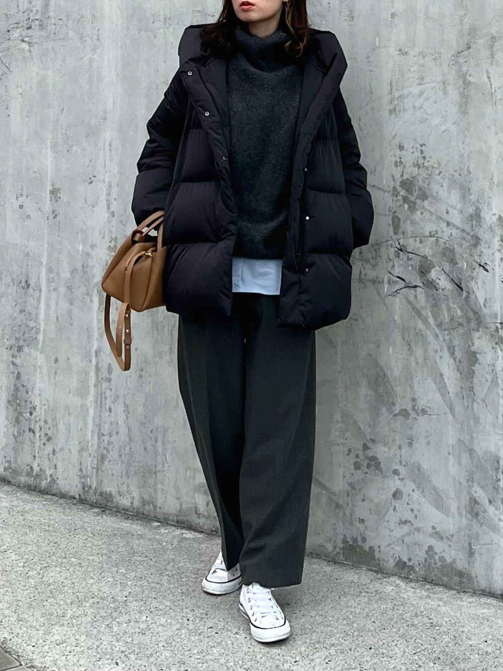 「オフィスカジュアル、お仕事コーデ、通勤コーデ、大人コーデ、ユニクロ、UNIQLO、ほめられ本命コーデ、プチプラ、プチプラコーデ、スニーカー、ニット、レイヤードスタイル、コンバース、ワイドパンツ、ブルーシャツ」｜「journal standard L'essageのラクーンカシミヤタートルネックプルオーバー◆（ニット/セーター、グレー系）」を使った、soliさん（レディース・163cm）の冬コーディネートの4枚目の写真