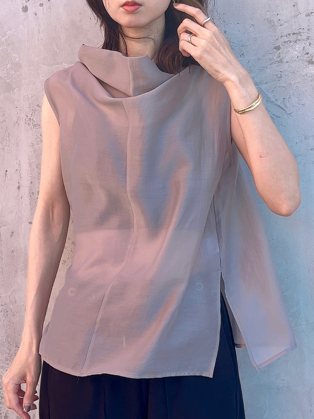 グレー系のTシャツ/カットソー、ブラック系のその他パンツ、ホワイト系のサンダルを着用したレディースの春コーディネートの2枚目の写真