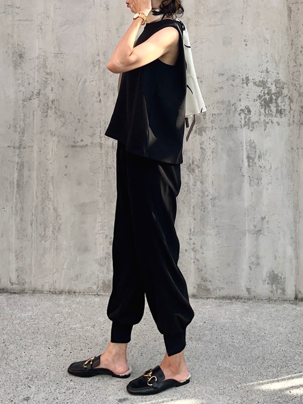 ブラック系のトップス、ブラック系のその他パンツ、ブラック系のシューズを着用したレディースの秋コーディネートの2枚目の写真