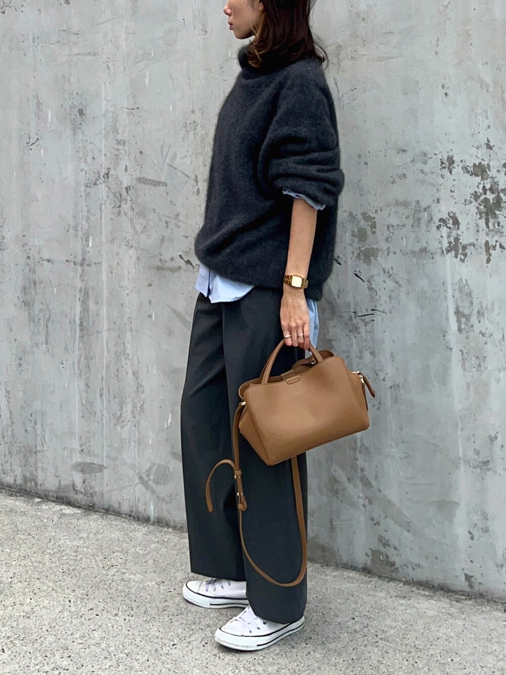 「オフィスカジュアル、お仕事コーデ、通勤コーデ、大人コーデ、ユニクロ、UNIQLO、ほめられ本命コーデ、プチプラ、プチプラコーデ、スニーカー、ニット、レイヤードスタイル、コンバース、ワイドパンツ、ブルーシャツ」｜「journal standard L'essageのラクーンカシミヤタートルネックプルオーバー◆（ニット/セーター、グレー系）」を使った、soliさん（レディース・163cm）の冬コーディネートの3枚目の写真