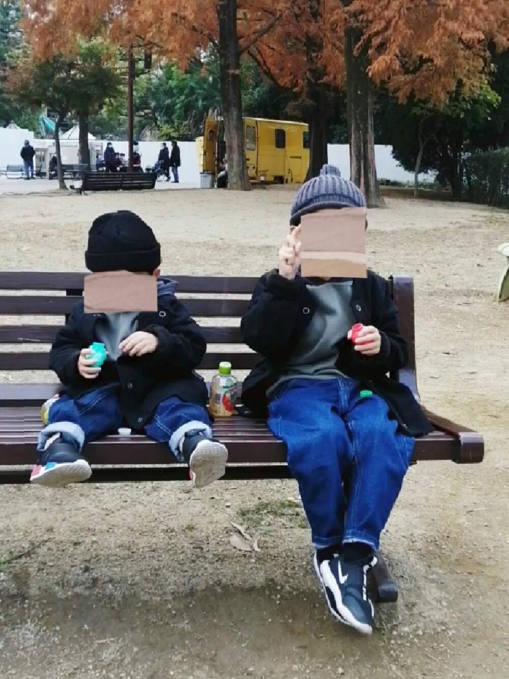 グリーン系のパーカー、グリーン系のパーカー、ブラック系のカーディガン/ボレロを着用したキッズの春コーディネートの2枚目の写真