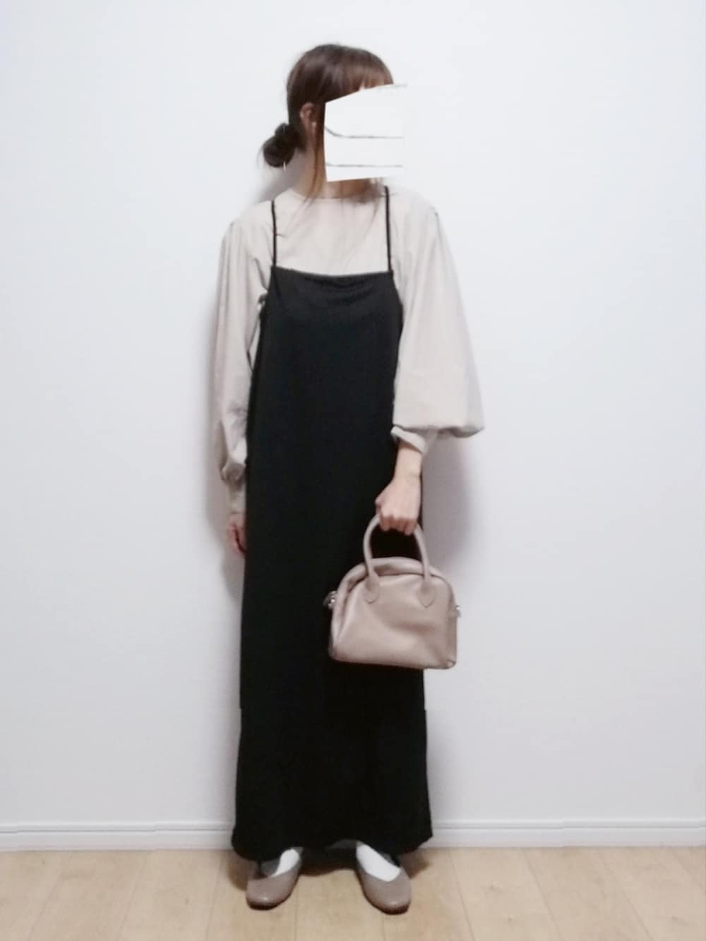 ブラック系のワンピース、ベージュ系のシャツ/ブラウス、ベージュ系のパンプスを着用したレディースの春コーディネートの2枚目の写真