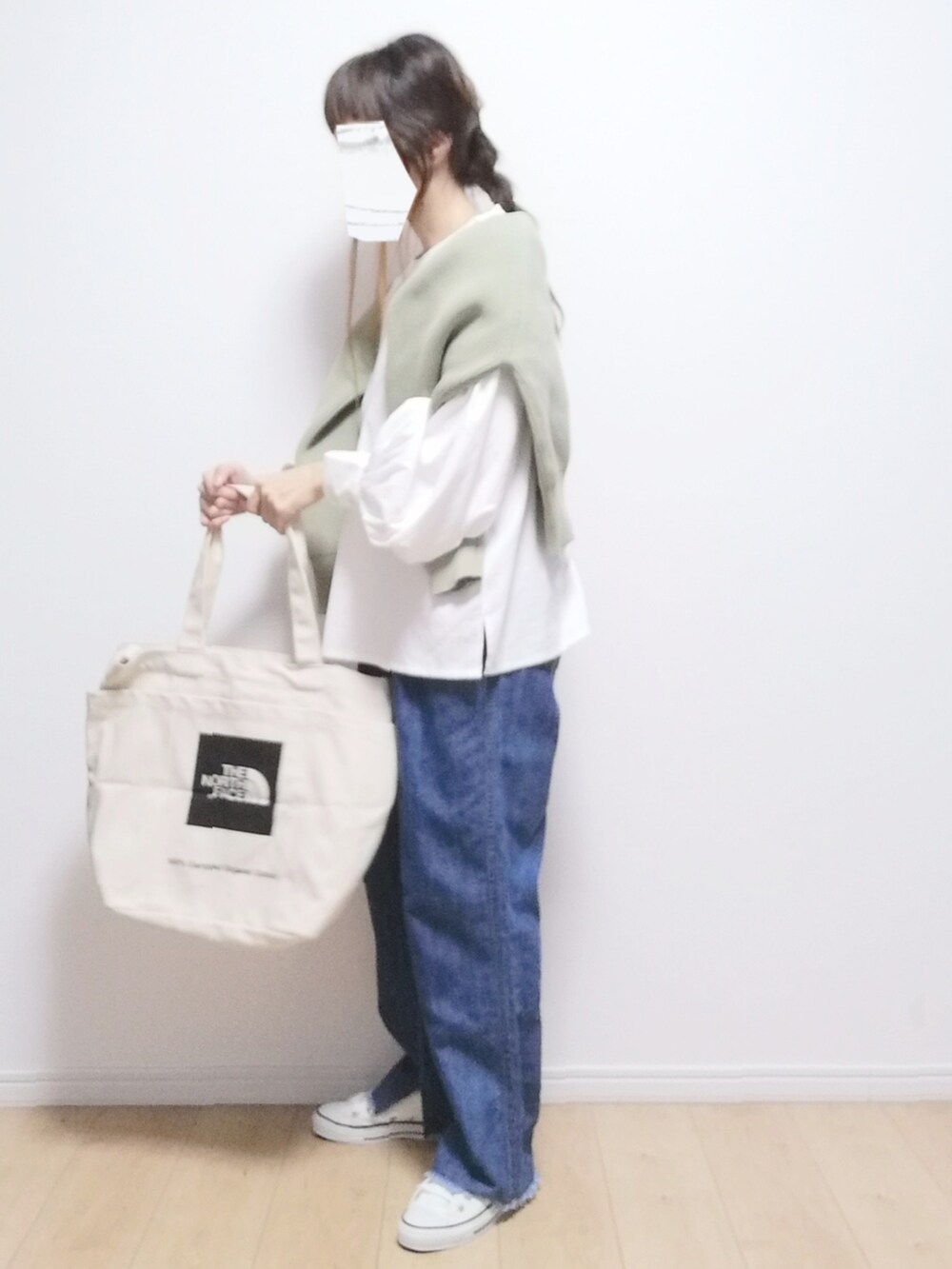 その他のトートバッグ、ホワイト系のシャツ/ブラウス、グリーン系のカーディガン/ボレロを着用したレディースの春コーディネートの2枚目の写真