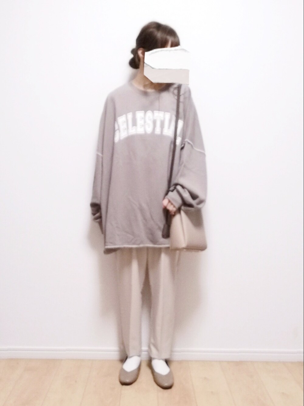 ベージュ系のスウェット、ベージュ系のその他パンツ、ベージュ系のパンプスを着用したレディースの春コーディネートの2枚目の写真