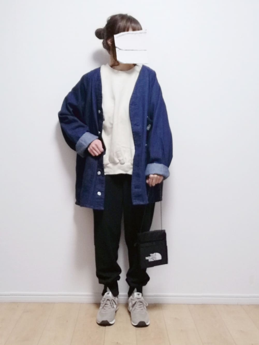 ブルー系のカバーオール、ベージュ系のスニーカー、ブラック系のその他パンツを着用したレディースの春コーディネートの2枚目の写真