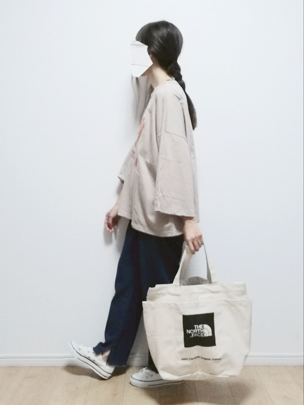 その他のトートバッグ、ベージュ系のTシャツ/カットソー、ホワイト系のスニーカーを着用したレディースの秋コーディネートの2枚目の写真