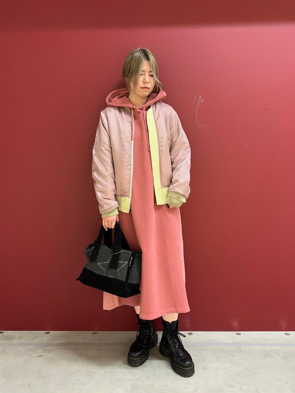 「ミリタリー、AVIREX、休日スタイル、お出かけコーデ、大人かわいい、秋コーデ、秋冬コーデ、オトナ女子、AVIREXBelle、秋服準備はじめました」｜「AVIREXのSWEAT×PLEATS ONEPIECE/スウェット×プリーツワンピース（ワンピース、ピンク系）」を使った、にしはたさん（レディース・166cm）の秋コーディネートの4枚目の写真