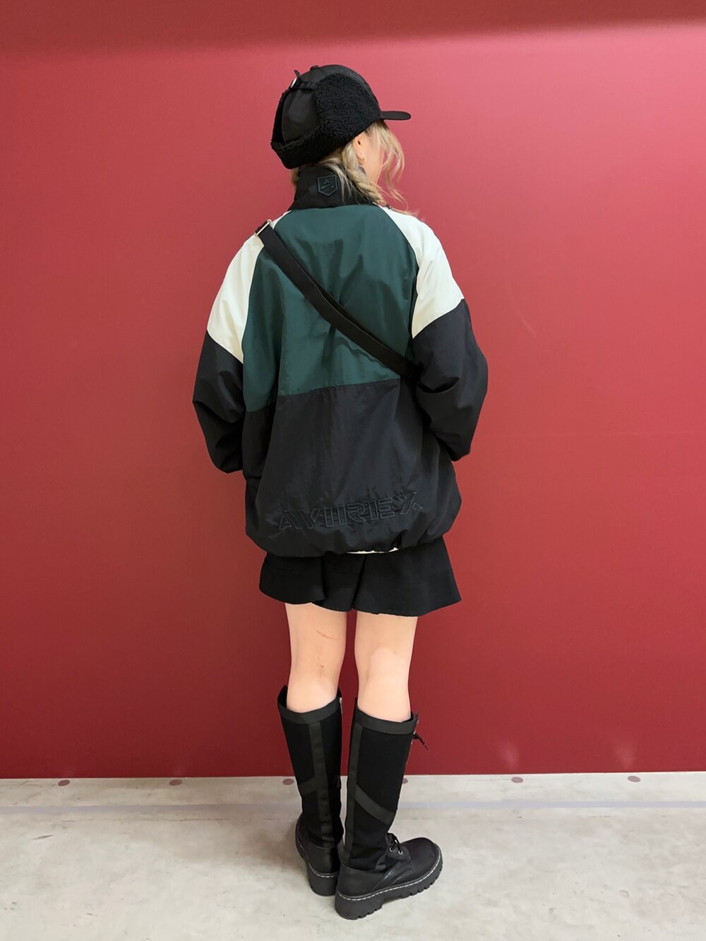 「AVIREX、モノトーン、ロングブーツ、ガーリー、アノラックパーカー、カジュアルコーデ、ゆるコーデ、今日のコーデ、秋服コーデ、AVIREXBelle」｜「AVIREXの【直営店限定】BOA FLIGHT CAP/ ボアフライトキャップ（キャップ、ブラック系）」を使った、にしはたさん（レディース・166cm）の秋コーディネートの2枚目の写真