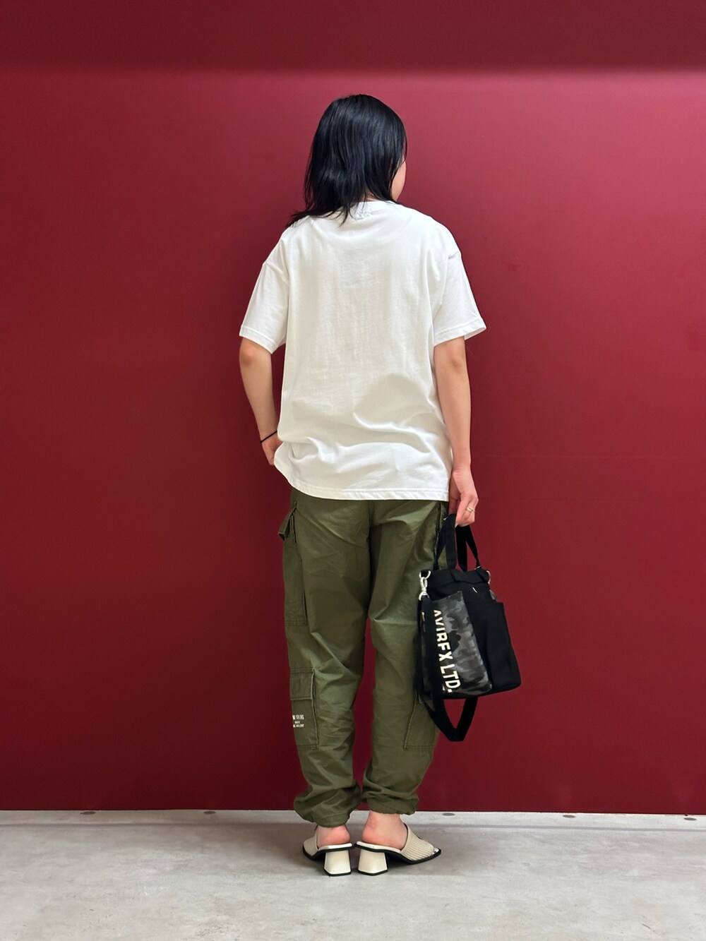 「トートバッグ、ミリタリー、夏、AVIREX、カーゴパンツ、休日スタイル、オリーブ、きれいめカジュアル、カジュアルコーデ、AVIREXBelle」｜「AVIREXのONE COLOR PIN UP GIRL PRINT T-SHIRT/ ワンカラーピンナップガールプリントTシャツ（Tシャツ/カットソー、ホワイト系）」を使った、にしはたさん（レディース・166cm）の夏コーディネートの3枚目の写真