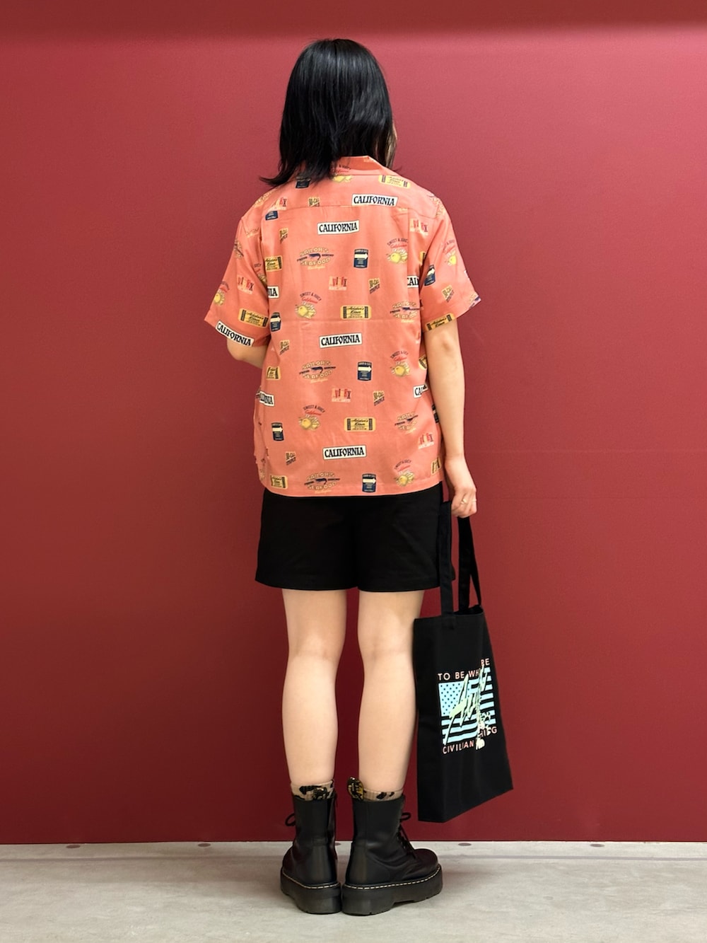 「トートバッグ、ミリタリー、夏、柄シャツ、AVIREX、シャツスタイル、夏コーデ、アロハシャツ、AVIREXBelle、アロハシャツコーデ」｜「AVIREXのALOHA SHIRT/ アロハシャツ（シャツ/ブラウス、オレンジ系）」を使った、にしはたさん（レディース・166cm）の春コーディネートの2枚目の写真