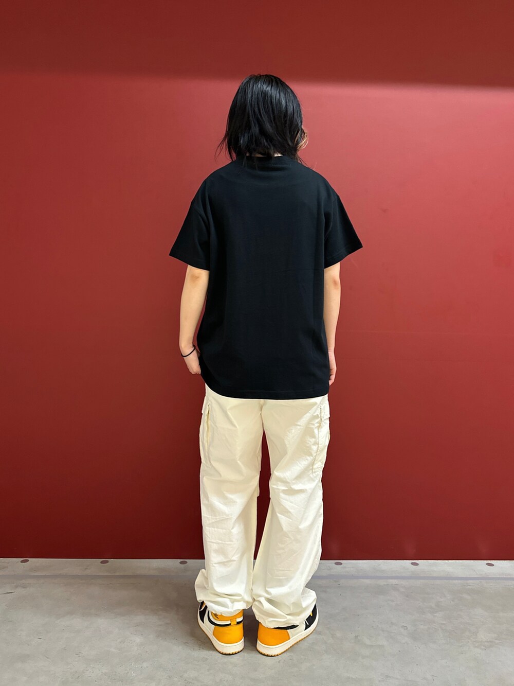 「ミリタリー、夏、AVIREX、きれいめカジュアル、夏コーデ、パンツコーデ、ラクチンコーデ、おしゃれさんと繋がりたい、AVIREXBelle、スノーパンツ」｜「AVIREXのONE COLOR PIN UP GIRL PRINT T-SHIRT/ ワンカラーピンナップガールプリントTシャツ（Tシャツ/カットソー、ブラック系）」を使った、にしはたさん（レディース・166cm）の夏コーディネートの3枚目の写真