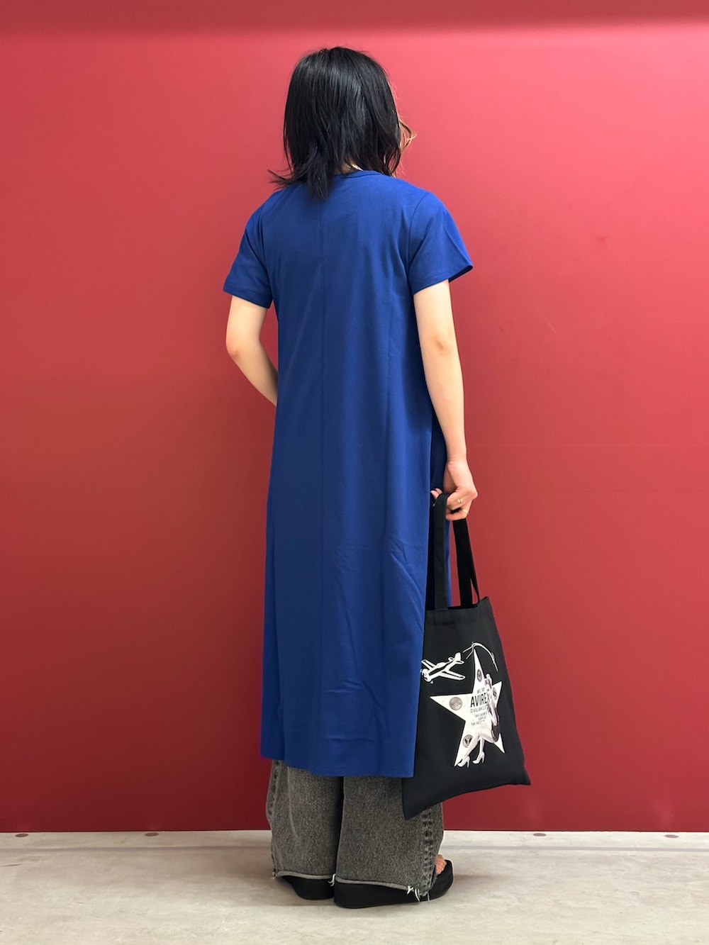 「夏、AVIREX、休日スタイル、大人コーデ、ロングワンピース、楽チンコーデ、ゆるコーデ、オトナカワイイ、AVIREXBelle、夏服コーデ」｜「AVIREXのデニム ポケット フレア ワンピース/DENIM POCKET FLARE ONEPICE（ワンピース、ブルー系）」を使った、にしはたさん（レディース・166cm）の夏コーディネートの2枚目の写真