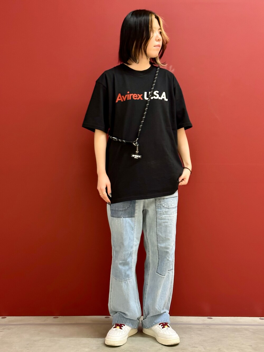 「夏、Tシャツ、AVIREX、コカコーラ、夏コーデ、シンプルスタイル、カジュアルコーデ、AVIREXBelle、スマホショルダー、夏だ！Tシャツ着よう！」｜「AVIREXのAVIREX / COKE "80s CHARACTER" T-SHIRT（Tシャツ/カットソー、ブラック系）」を使った、にしはたさん（レディース・166cm）の春コーディネートの2枚目の写真