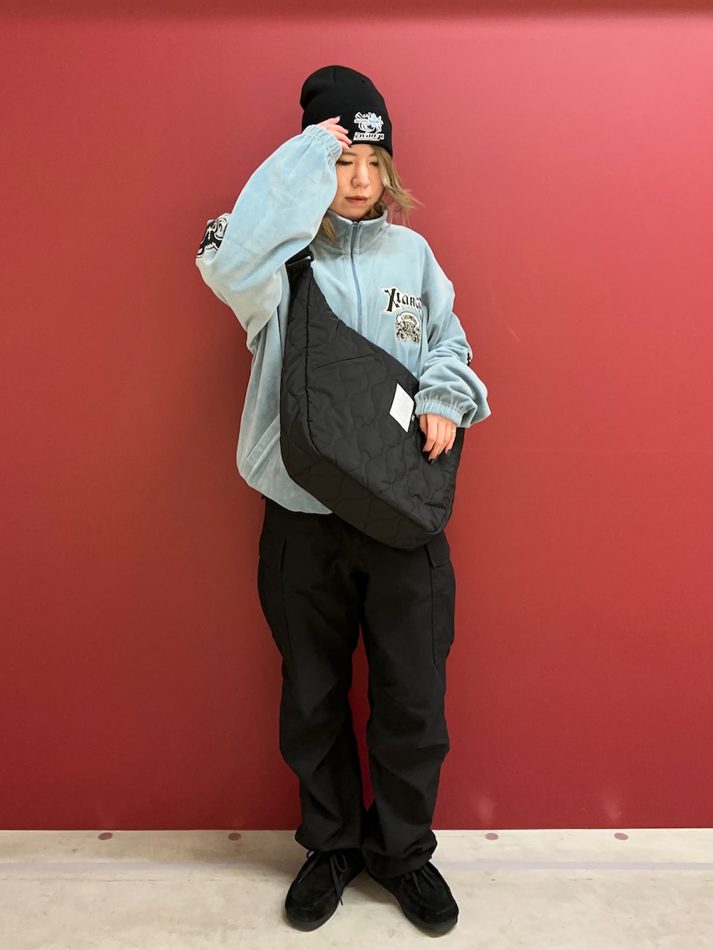 「ストリート、AVIREX、オーバーサイズ、カーゴパンツ、メンズライク、お出かけコーデ、ベロア、秋服、今日のコーデ、AVIREXBelle」｜「AVIREXの《AVIREX × XLARGE》KNITCAP BLACK SPIDER / ニットキャップ スパイダー（ニットキャップ/ビーニー、ブラック系）」を使った、にしはたさん（レディース・166cm）の冬コーディネートの2枚目の写真