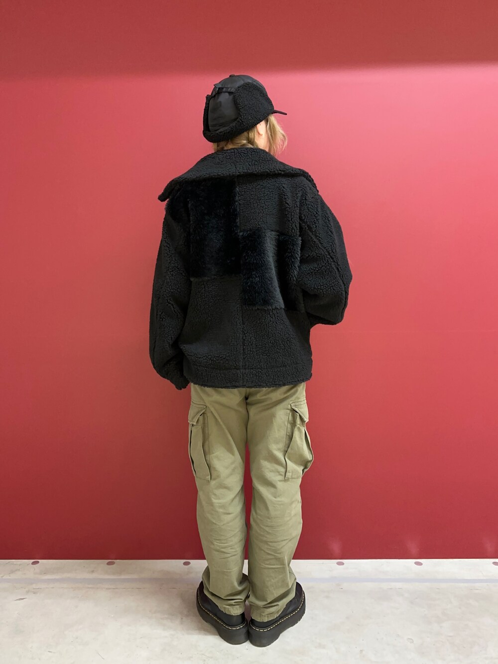 「ボア、AVIREX、カーゴパンツ、ボアジャケット、パンツスタイル、あったかコーデ、カジュアルガーリー、ゆるコーデ、秋冬コーデ、AVIREXBelle」|「AVIREXの【直営店限定】BOA FLIGHT CAP/ ボアフライトキャップ(キャップ、ブラック系)」を使った、にしはたさん(レディース・166cm)の冬コーディネートの2枚目の写真