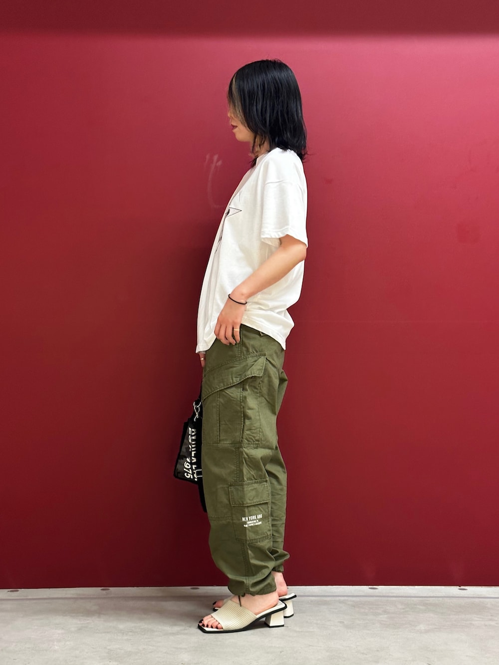 「トートバッグ、ミリタリー、夏、AVIREX、カーゴパンツ、休日スタイル、オリーブ、きれいめカジュアル、カジュアルコーデ、AVIREXBelle」｜「AVIREXのONE COLOR PIN UP GIRL PRINT T-SHIRT/ ワンカラーピンナップガールプリントTシャツ（Tシャツ/カットソー、ホワイト系）」を使った、にしはたさん（レディース・166cm）の夏コーディネートの2枚目の写真