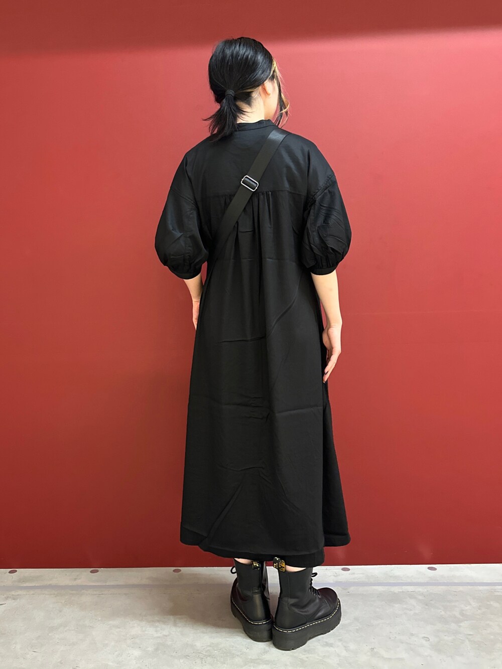 「カジュアル、AVIREX、休日コーデ、大人女子、シンプルスタイル、ラクチンコーデ、おでかけコーデ、おしゃれさんと繋がりたい、AVIREXBelle、初夏コーデ」｜「AVIREXのVOLUME SLEEVE SHIRT ONEPIECE/ ボリュームスリーブ シャツワンピース（ワンピース、ブラック系）」を使った、にしはたさん（レディース・166cm）の夏コーディネートの3枚目の写真