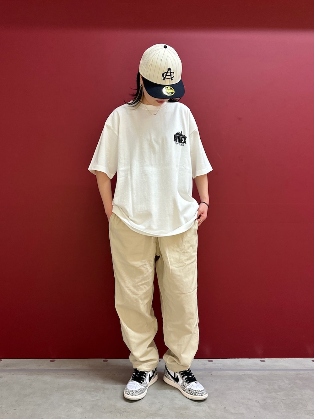 「カジュアル、夏、AVIREX、休日スタイル、パンツスタイル、パンツコーデ、夏服、ラクチンコーデ、AVIREXBelle、夏ファッション」｜「NEW ERAの《NEW ERA/ニューエラ》ロウ プロファイル 59フィフティ / LOW PROFILE 59FIFTY "AC"/ アヴィレックス / AVIREX（キャップ、ホワイト系）」を使った、にしはたさん（レディース・166cm）の夏コーディネートの2枚目の写真