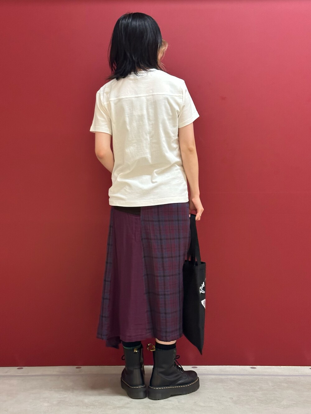 「AVIREX、お出かけコーデ、チェックスカート、リラックススタイル、カジュアルガーリー、今日のコーデ、おでかけコーデ、オトナカワイイ、AVIREXBelle、夏ファッション」｜「AVIREXのMILITARY T-SHIRT/ ミリタリーTシャツ（Tシャツ/カットソー、ホワイト系）」を使った、にしはたさん（レディース・166cm）の夏コーディネートの3枚目の写真
