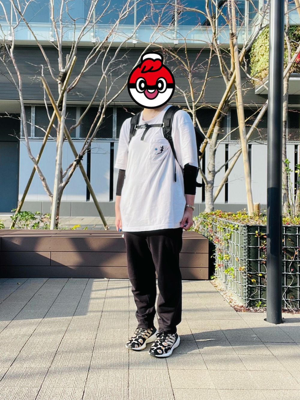 ブラック系のスウェットパンツ、ピンク系のスニーカー、ホワイト系のTシャツ/カットソーを着用したレディースの春コーディネートの2枚目の写真