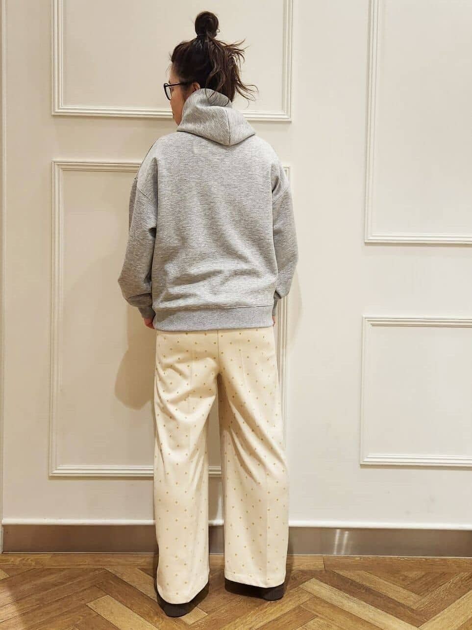グレー系のパーカー、ベージュ系のその他パンツ、ブラウン系のブーツを着用したレディースの冬コーディネートの3枚目の写真