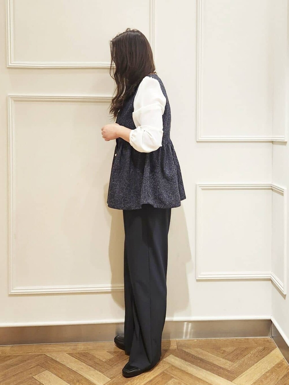 ブルー系のシャツ/ブラウス、ブルー系のその他パンツ、ブラック系のパンプスを着用したレディースの冬コーディネートの2枚目の写真